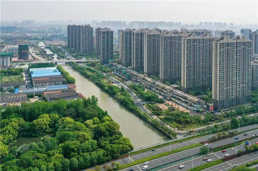 凤凰新城板块实景图区域内辅以配备儿童医院,全民健身中心,凤凰小学