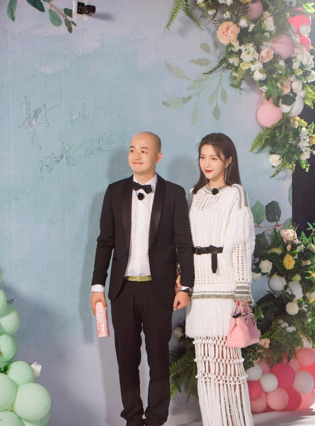 包文婧被宠成公主穿毛衣裙清新可爱下摆流苏却让人想剪一刀