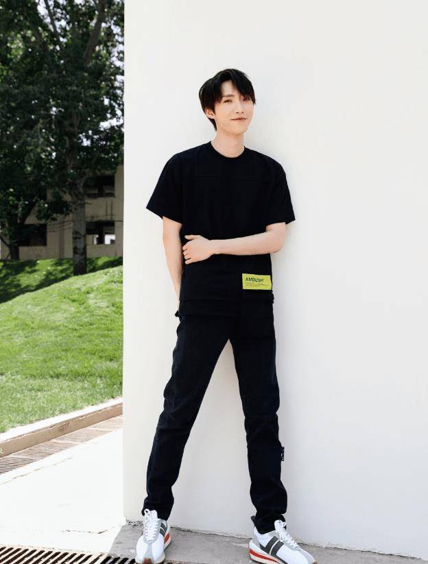 x玖少年团全员回归赵磊黑t恤大片释出粉丝都激动了