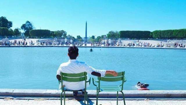 当然接下来,他的戏份也越来越重,在《法网狙击》中饰演校园恶霸蔡震烈