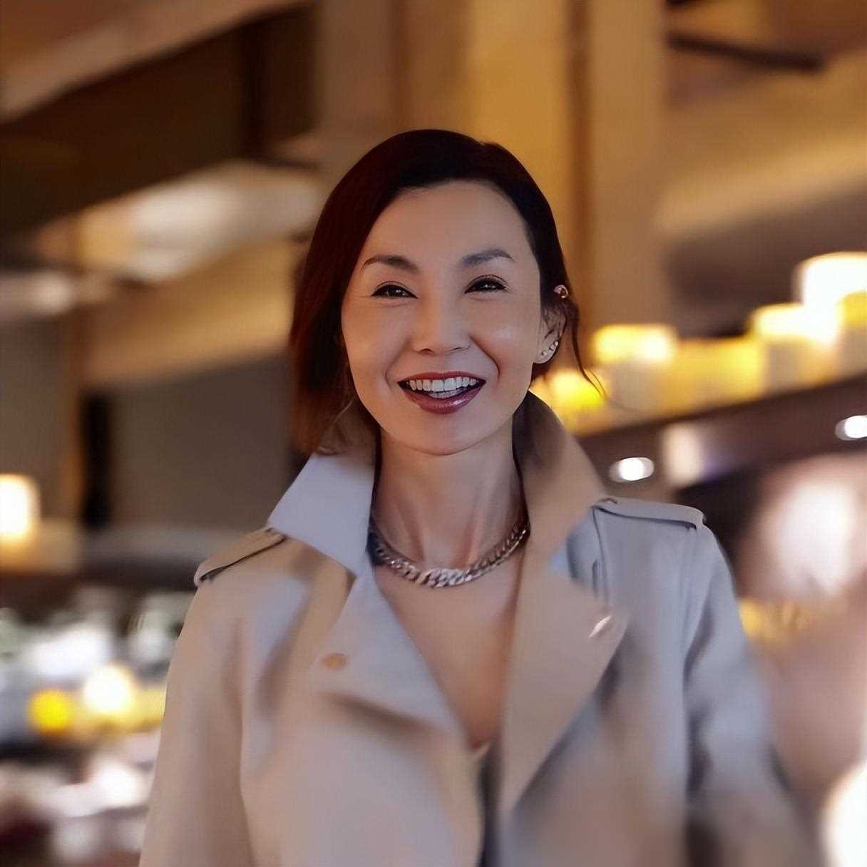 张曼玉低调看展被认出,无滤镜素颜曝光60岁真实状态,瘦成纸片