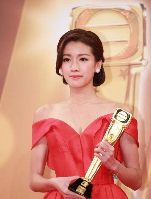 最后恭喜王浩信和蔡思贝获得最佳男主角和影后的称号,不过蔡思贝还需