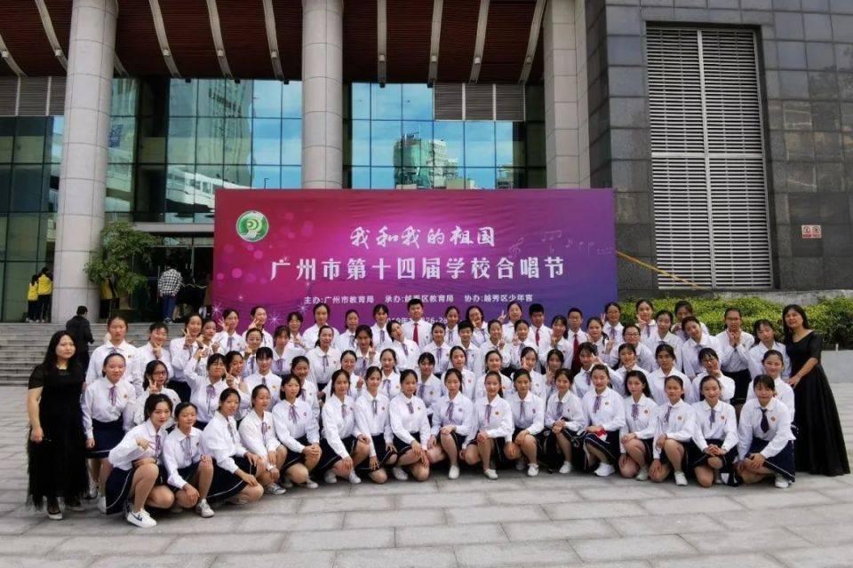 合唱队在校庆文艺汇演上表演近三年来,合唱团分别参加了广州市第十五