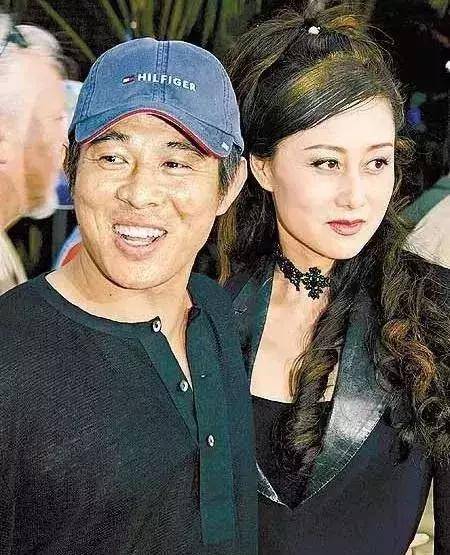 有一次李连杰与关之琳拍摄海报时,关之琳的手肘靠在了李连杰的肩上