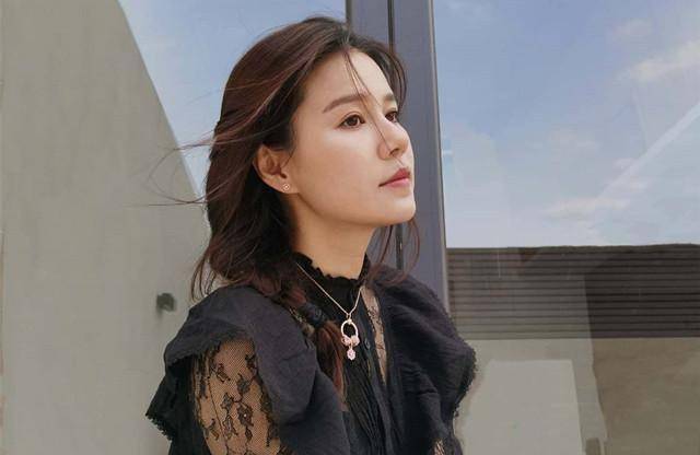 江嘉敏,刘佩玥其实不算新人,都曾经是tvb一心要力捧的新生代艺人,不仅