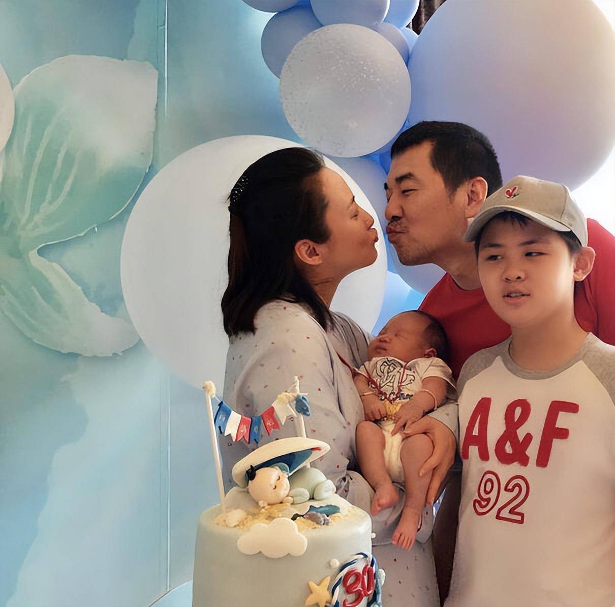 神对比蒋勤勤儿子的颜值表明了陈红真的在努力改变遗传基因