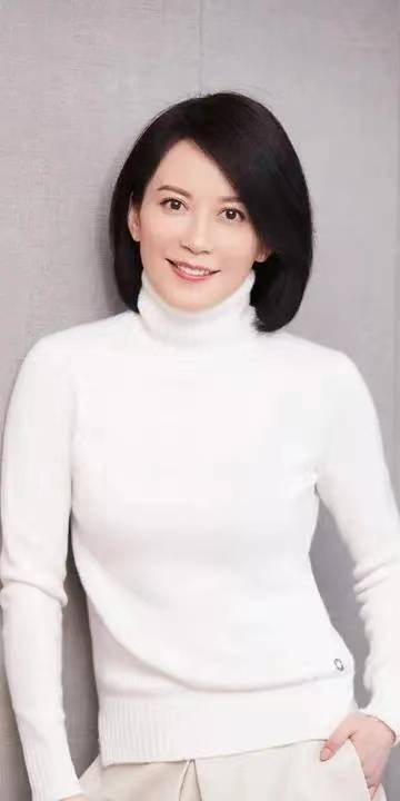 窦文涛,作为《锵锵三人行》的主持人,他独特的见解和魅力也让他在节目