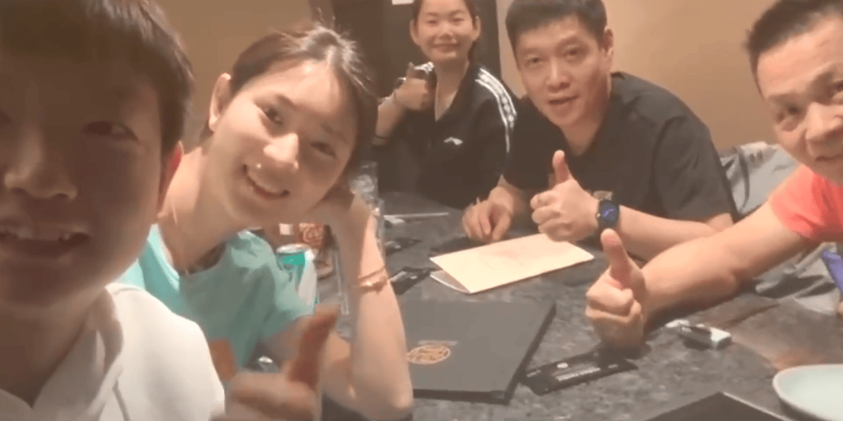 冲奥运三金!孙颖莎背后团队曝光!3大名帅指点,美女队友当陪练_王添艺_