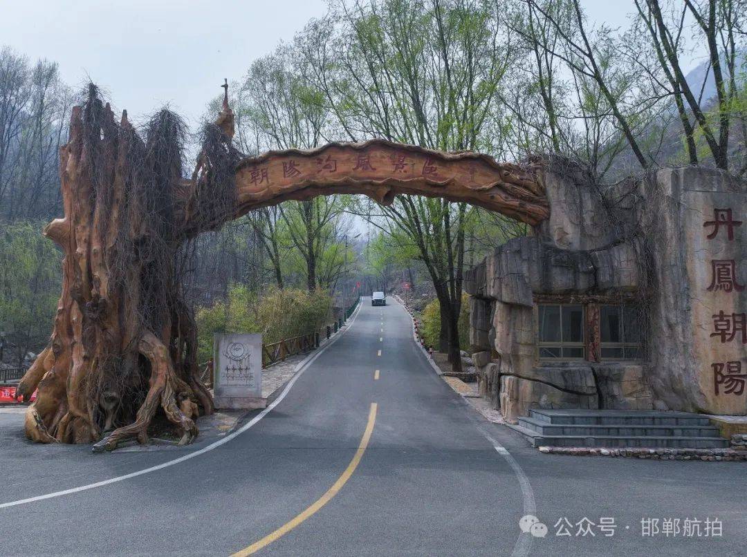 到达第二站朝阳沟景区内无名烈士陵园,这里安葬抗日英雄400余名