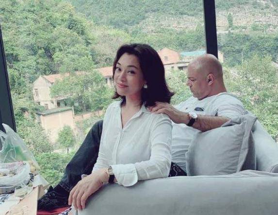 原创在外国人眼里她比巩俐还美更幸运的是她嫁了一个外籍老公