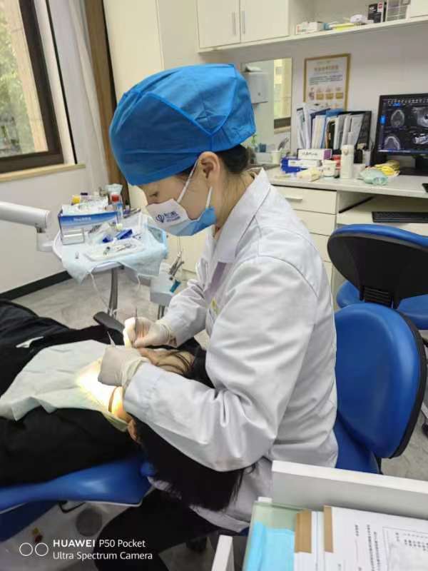 矫正后绽放笑容湘潭康贝口腔肖英医生给美女做矫正的故事