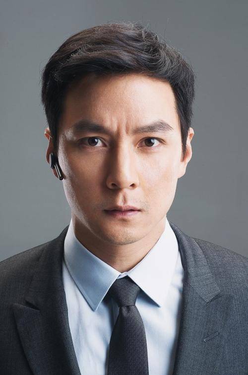 张国荣的颜值是绝大多数国人都承认的,他经常会被拿来和尊龙作比较