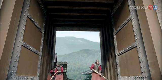 第一季《军师联盟》讲述司马懿辅佐曹丕参加夺嫡大战,司马懿的狼狈之