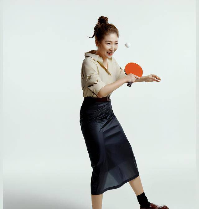 原创国乒名将刘诗雯全新造型登上时尚杂志散发出耀眼光芒