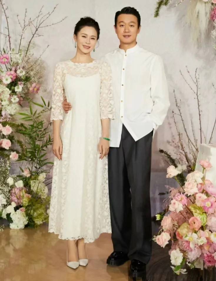 关悦佟大为一家五口高调庆生!穿白蕾丝裙好惊艳,被宠上天好幸福