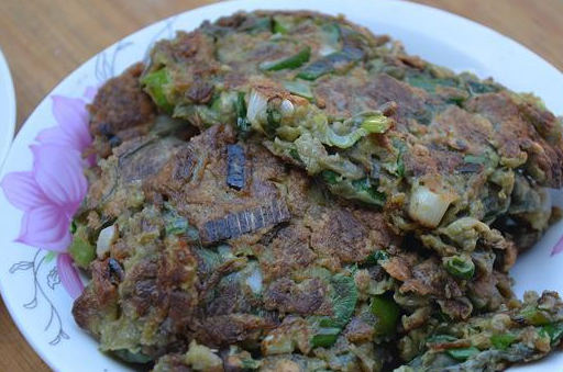 河南七旬老人用桐花烙馍,一篮花加四个鸡蛋,软糯香