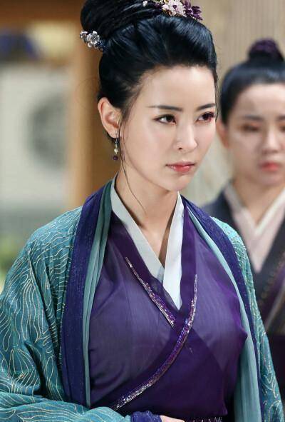 傲娇毒舌"虞夫人":30出头演老妇,如今一身异族圣女装扮惊艳四海八荒