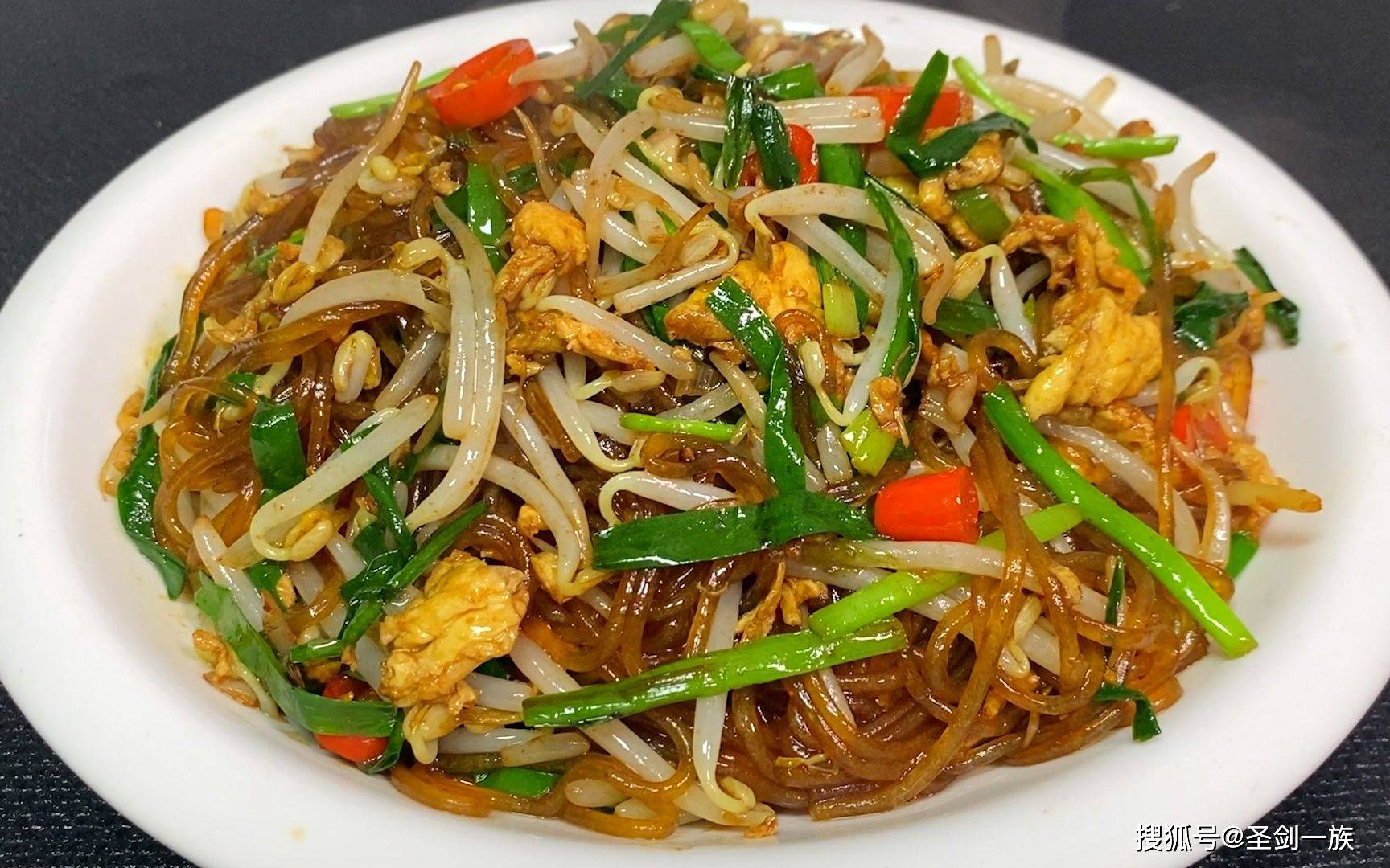 把调好的凉拌酱汁,淋入大碗中,然后和菠菜,金针菇一起抓拌均匀,即可开