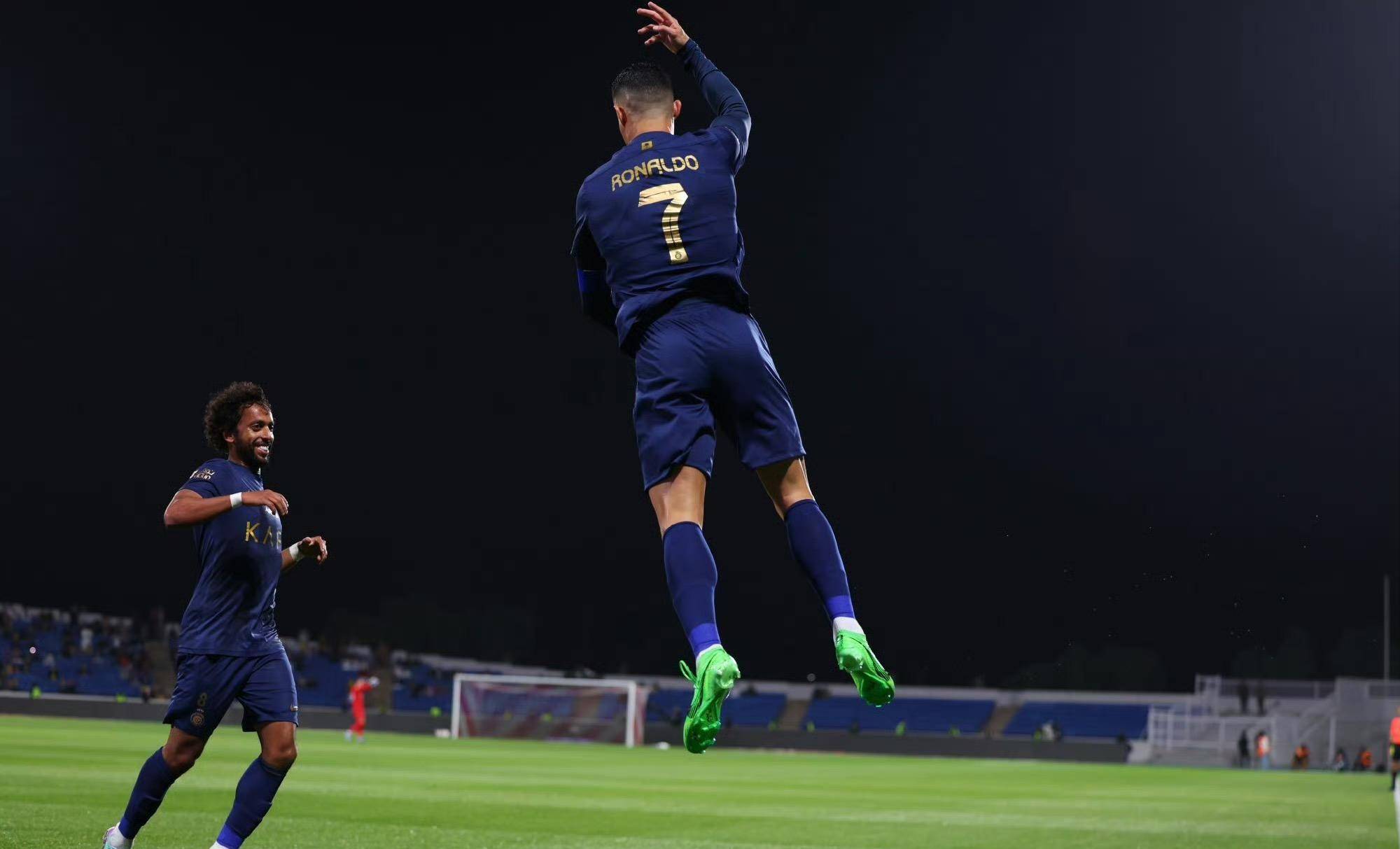 无可挑剔!c罗戴帽 独造5球 任意球双响,狂破6大纪录,超越球王