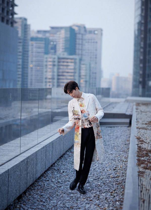 王俊凯拍时尚大片,穿复古刺绣衬衣配同色外套,气质儒雅酷帅十足