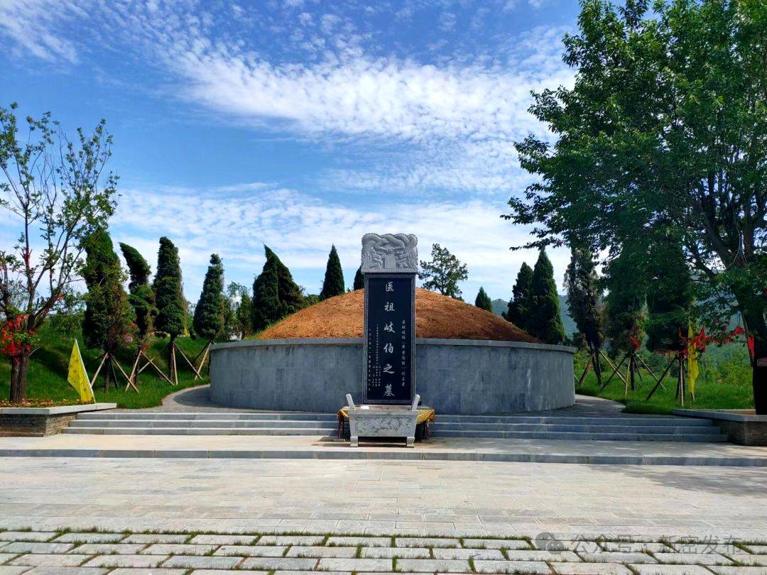 "岐黄文化"是中医药文化的代名词,"岐"指岐伯,华夏中医始祖,"黄"指