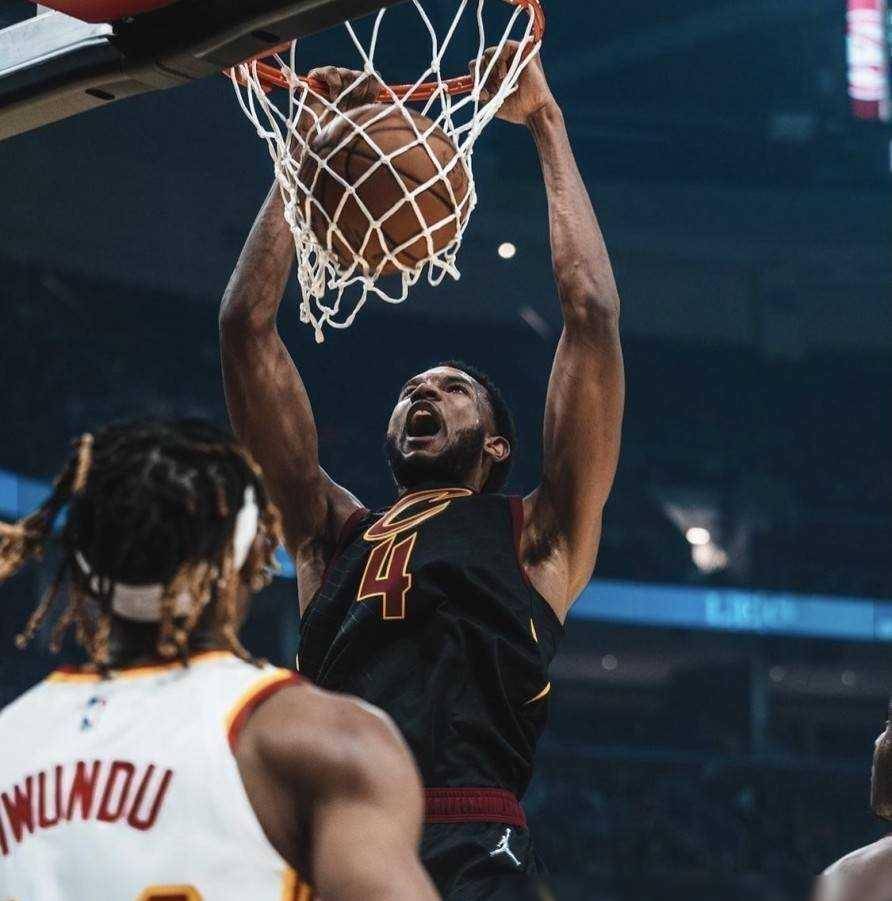 原创16分大逆转,卡佩拉18 23打疯了!特雷杨创纪录,他配_老鹰队_比赛_