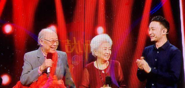 原创原创85岁谢芳近照曝光与爱人张目同框老当益壮岁月如梭青春不老