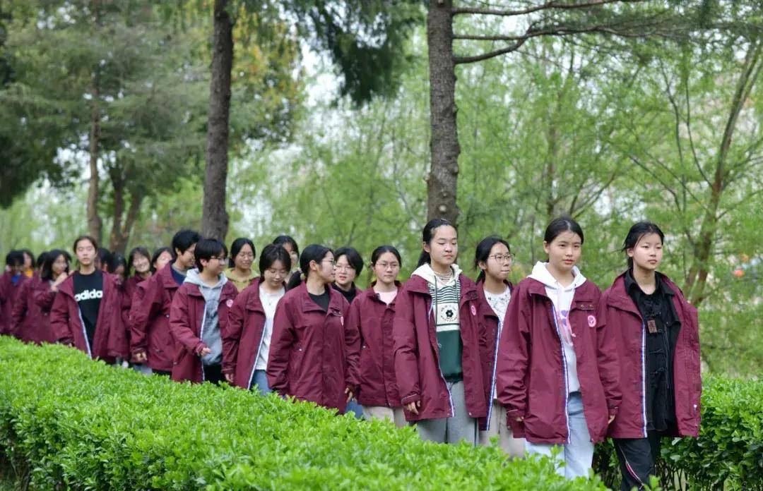 江苏省口岸中学高一年级师生共赴杨根思烈士陵园开展清明祭扫活动
