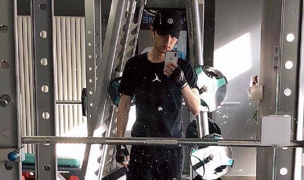 原创肖战晒出健身房照片,身上的肌肉线条明显,略显身材肌手臂也粗壮了