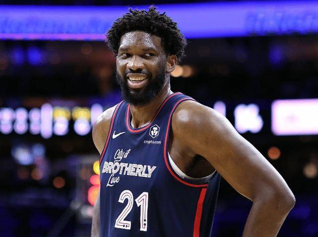 恩比德康复回归76人球迷高呼mvp