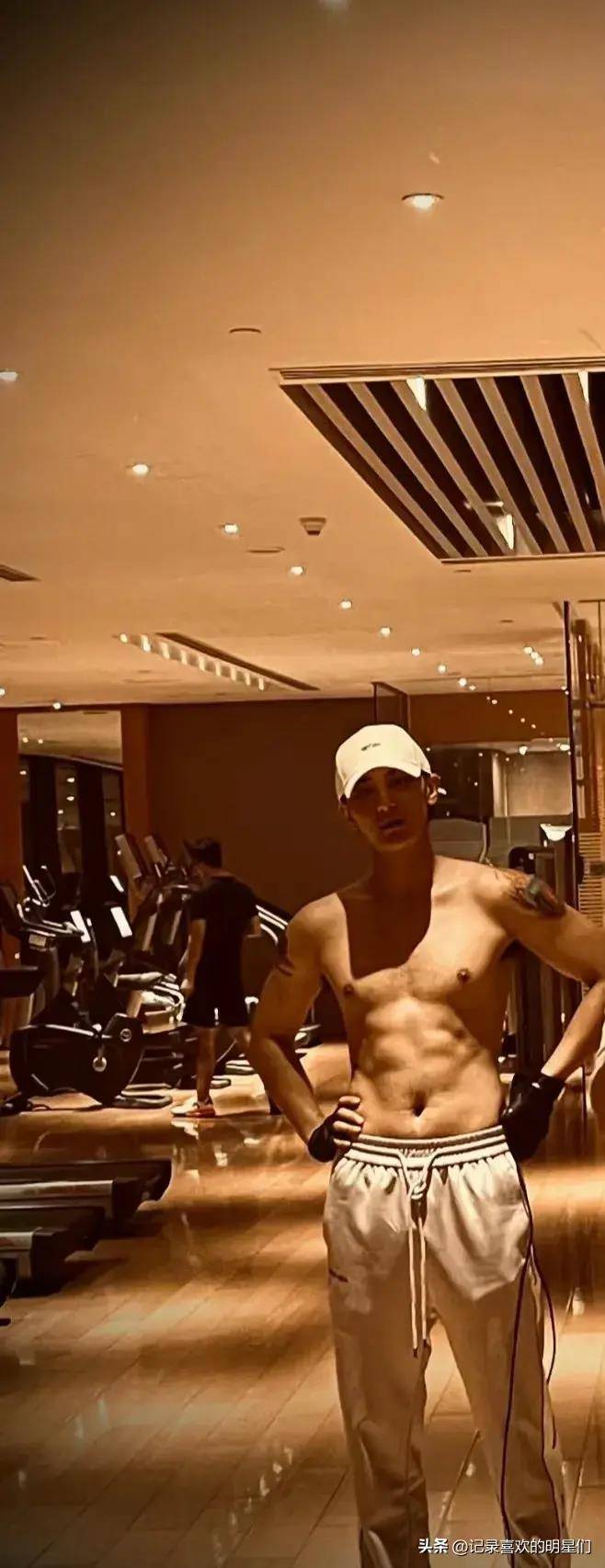 黄子韬天使的脸蛋,魔鬼身材,哈哈哈,花样美男哦!
