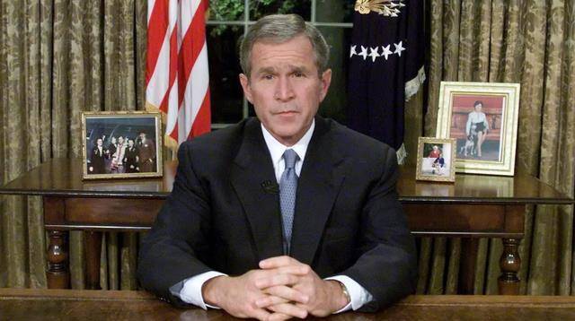 2001年,王伟撞机牺牲,撞向王伟的那个美国飞行员后来?