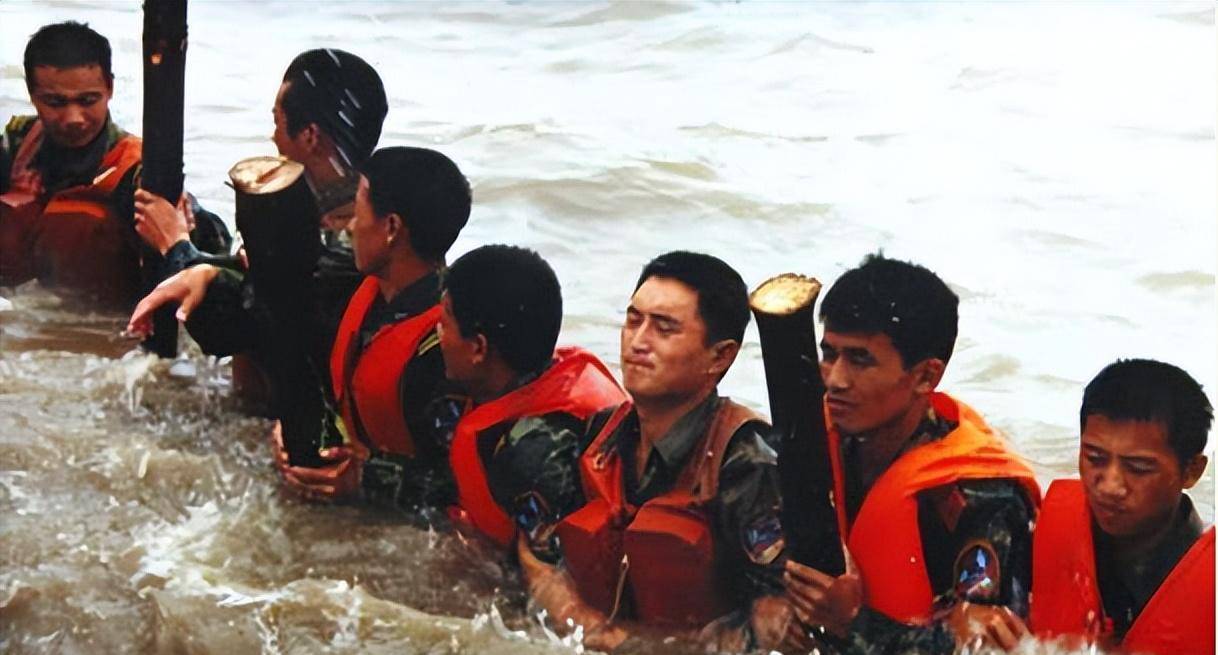 原创1998年洪水九江决堤战士以身抗洪老百姓哭喊求你们不要跳了