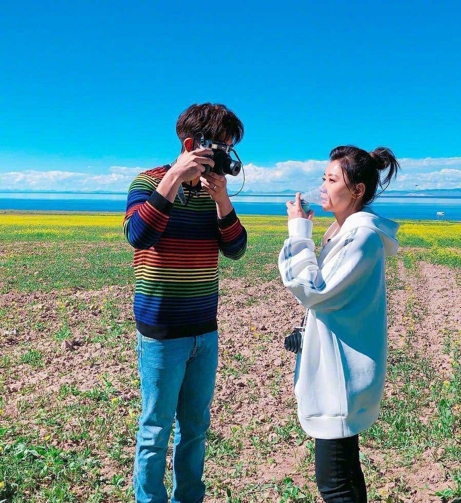 原创贾静雯一家五口2022年外出郊游咘咘小脸晒得红扑扑的小苹果特有