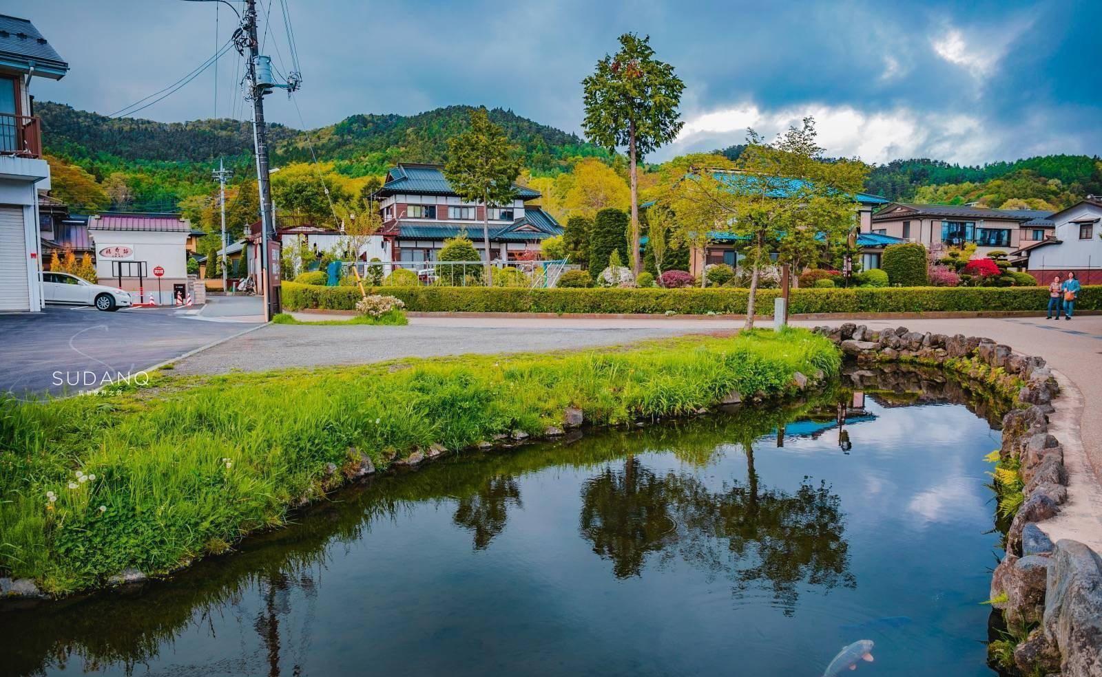 它位于日本山梨县山中湖和河口湖之间的忍野村.