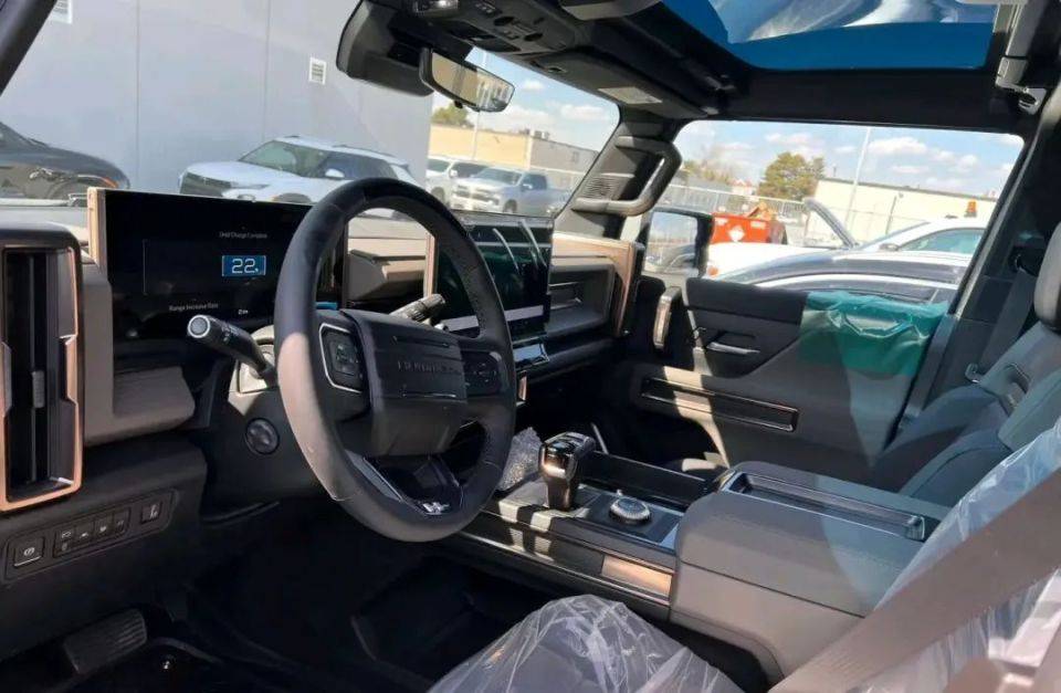 内饰方面,悍马ev同样展现出极高的水准.