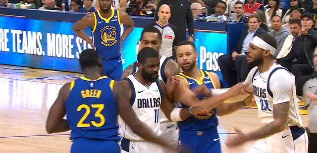 nba比赛格林开场37秒扇东契奇产生冲突