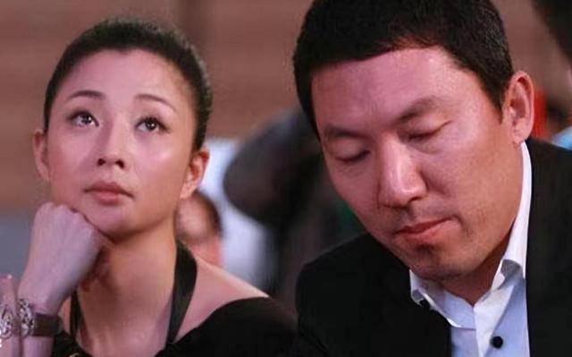 她是演员中的女富豪多辆豪车轮流开如今41岁却活得像20岁