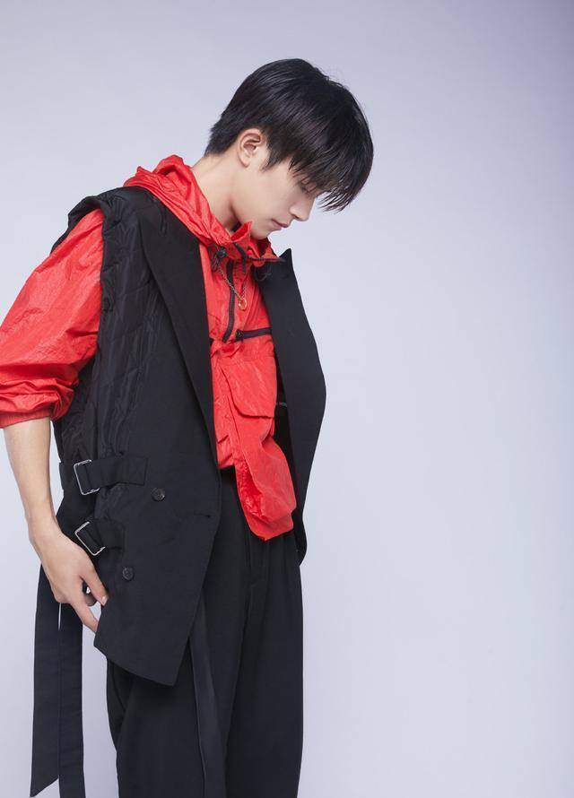 叠穿大法易烊千玺可谓是驾轻就熟风度翩翩又不失少年的气息