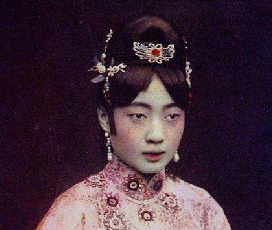 原创晚清末代皇后婉容失宠后与士兵生子溥仪用400银元打发他