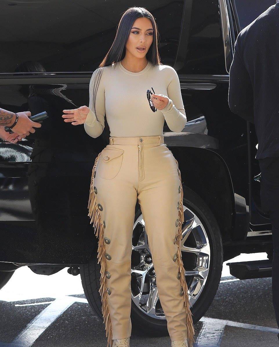 凯莉豹纹亲子装,拍照时无意暴露豪宅,厕所比一般房子都大_卡戴珊_身材