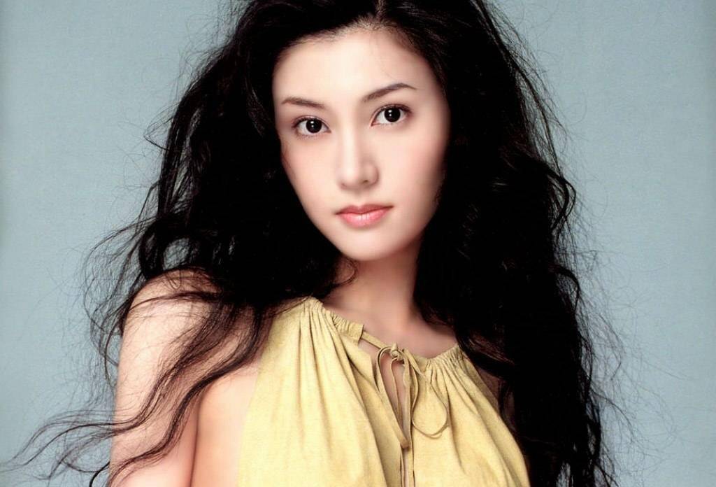 53岁李嘉欣颜值重回巅峰胖了之后人更显年轻穿搭时尚有气质