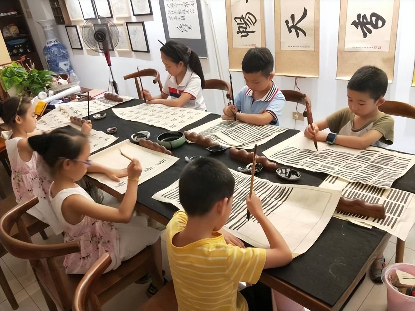 李俸春书法家泰洋翰墨书法教育创办人学习书法可以提高孩子的审美能力