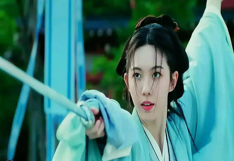 而天师复活案中,原本在男道人暗室,发现他囚禁的女徒弟,以为他为了