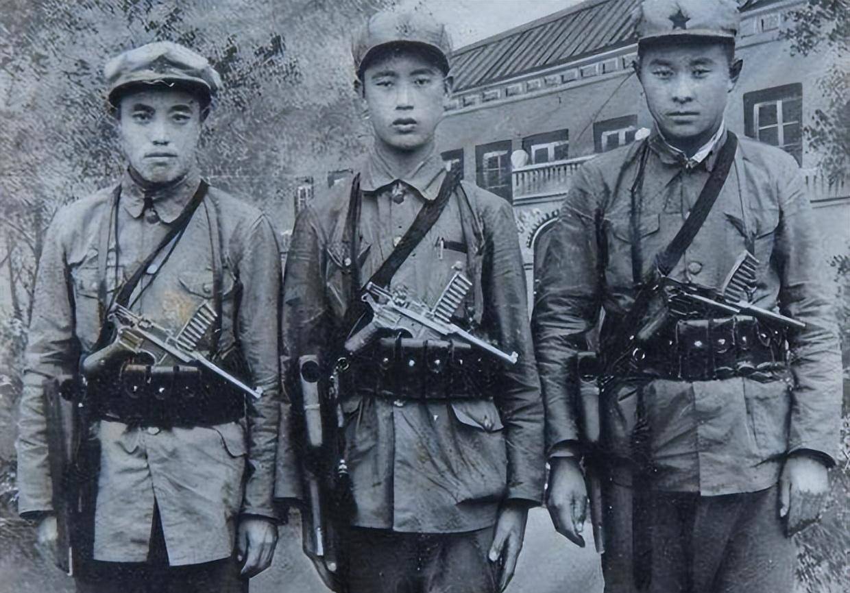 他是西康军区原司令员,23岁入党,49岁授中将,母亲却在街边乞讨_刘忠