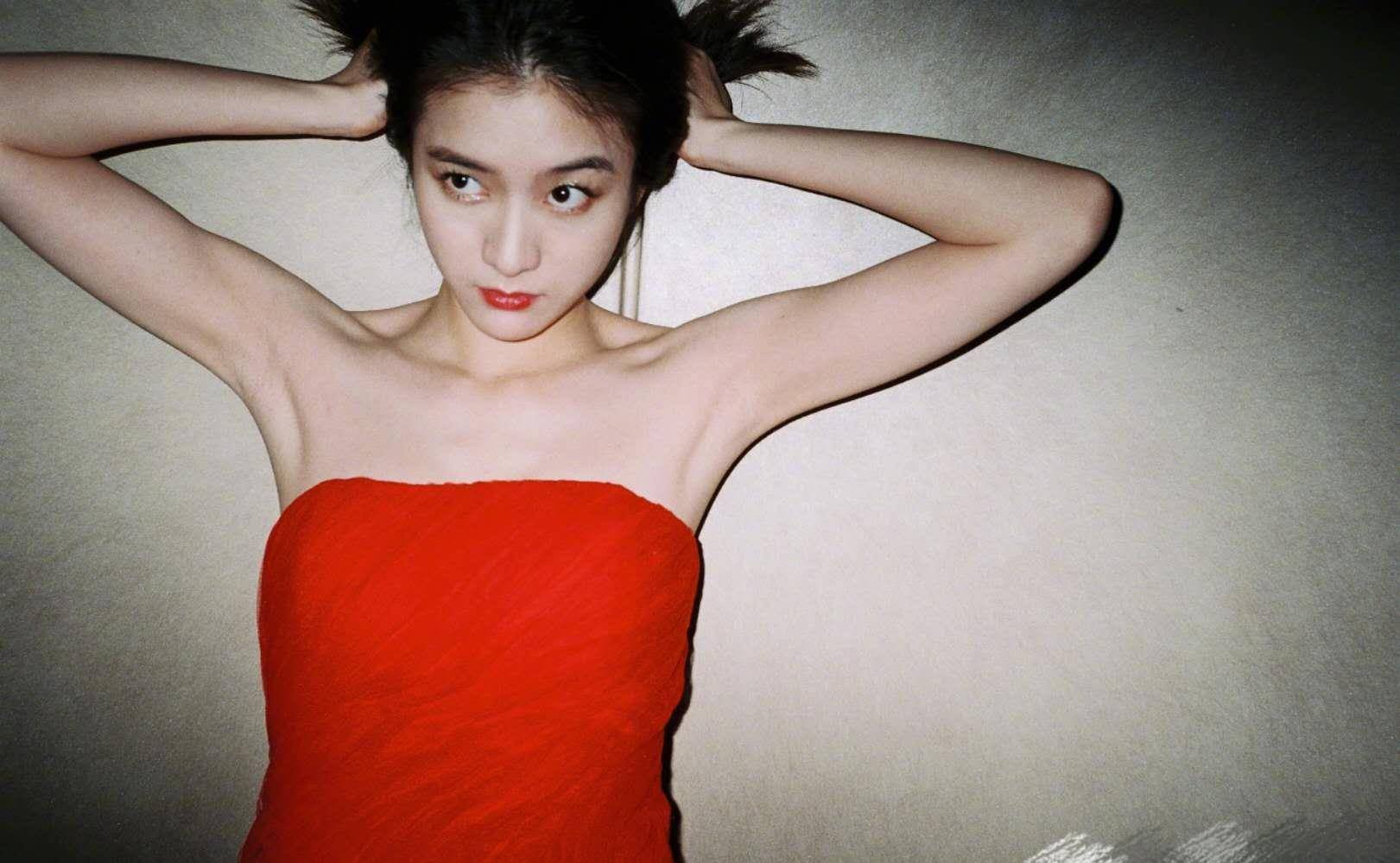 原创张雪迎跟风自爆童年照被调侃像个假小子真是女大十八变