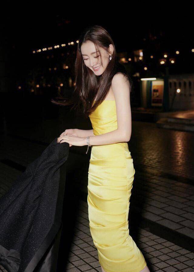 原创张天爱黄色抹身材裙亮相活动搭配一头乌黑长发低调又时尚迷人