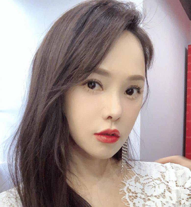 原创一组路人镜头下生图疯传伊能静真实颜值曝光55岁长这样