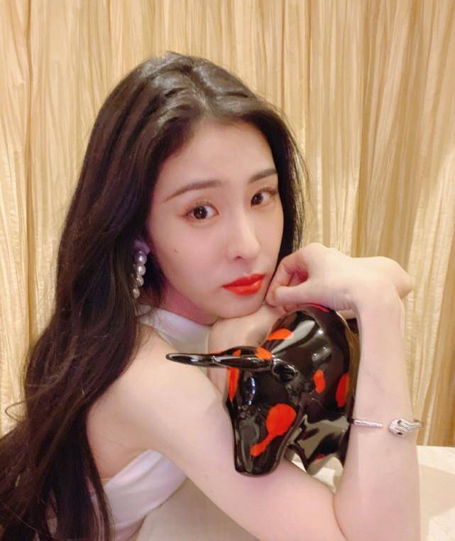 张碧晨风波后再上线或只为点赞华晨宇动态默默为其送上生日祝福