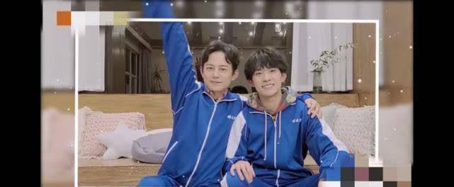 原创何炅不愧是圈中榜样牢记易烊千玺多年前愿望二人穿同款校服似同班